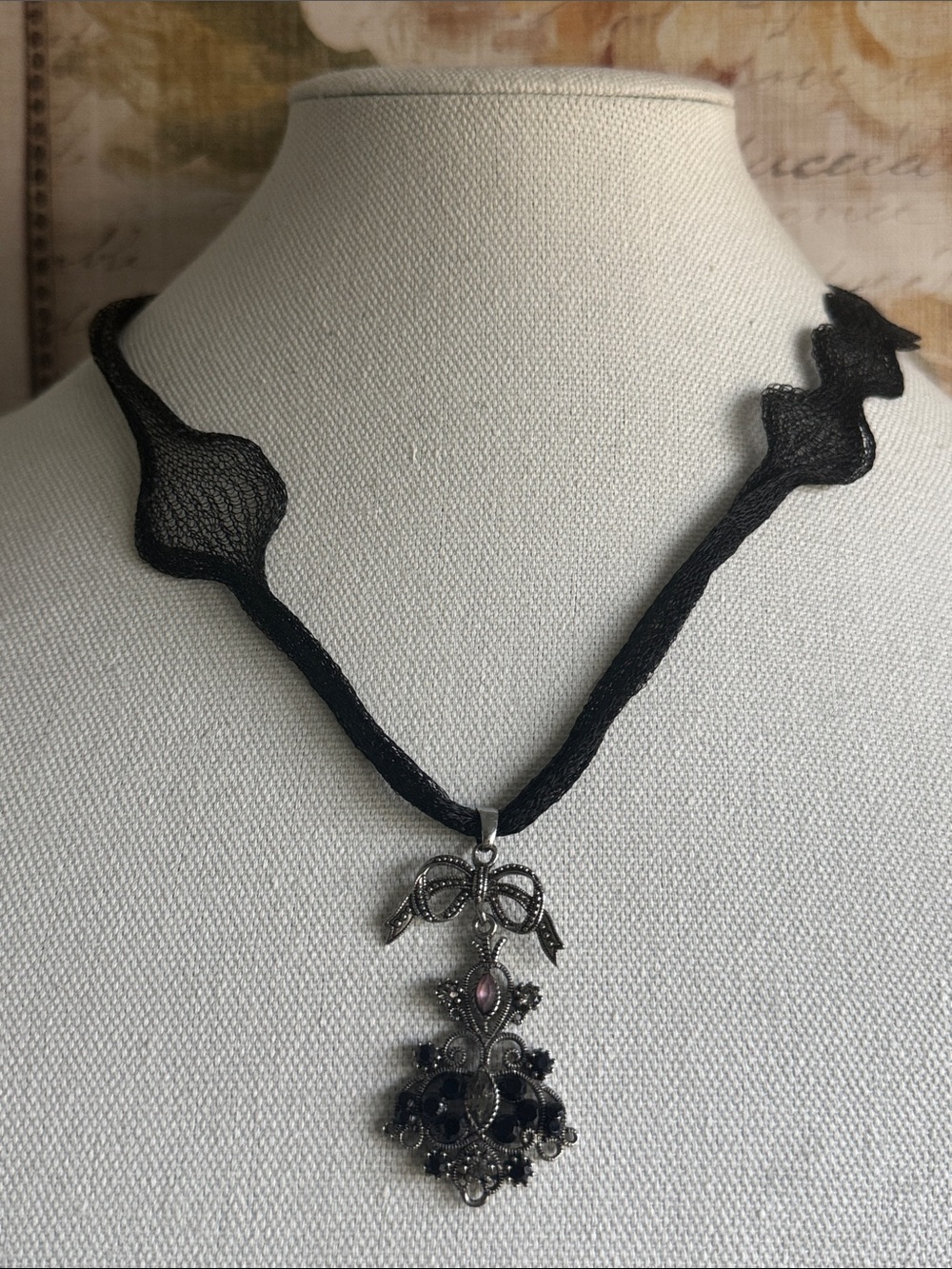 Mouldable Italian Titanium Mesh Ribbon Necklace with Victorian Pendant